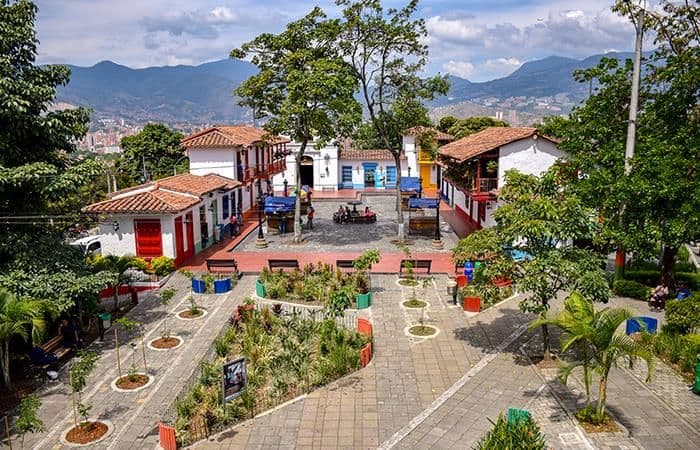 MEDELLÍN Y HACIENDA NÁPOLES