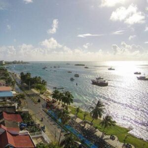 Yate navegando por la bahía de San Andrés con vistas al Caribe.