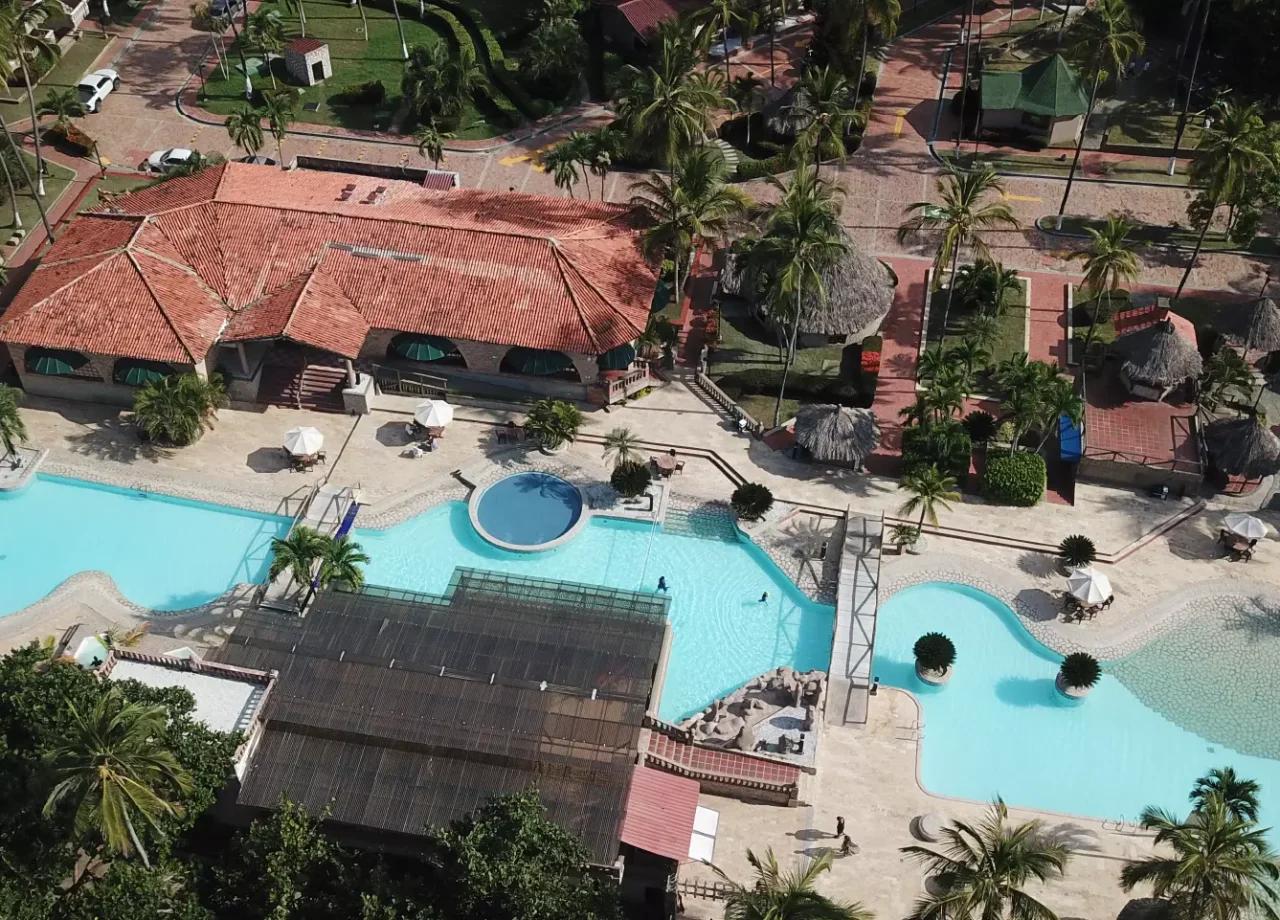 Hotel mendihuaca Piscina 01